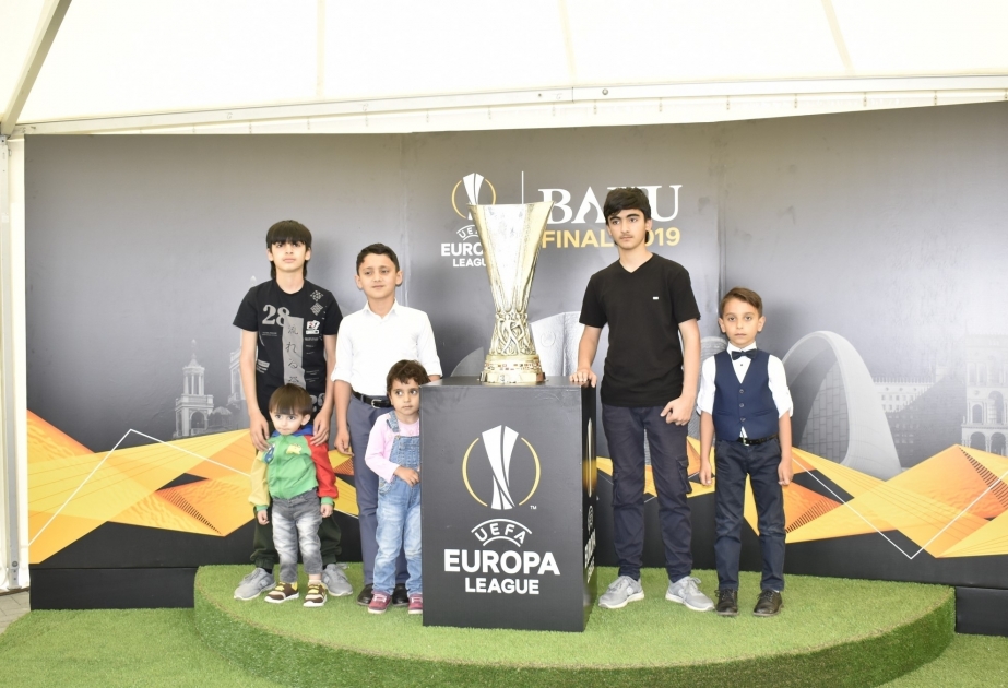 UEFA Europa League- Trophäe macht nächste Station im Dorf Jojug Marjanli