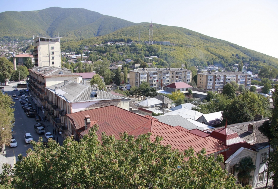 Şəkidə çoxmənzilli binaların dam örtüyü təmir olunur