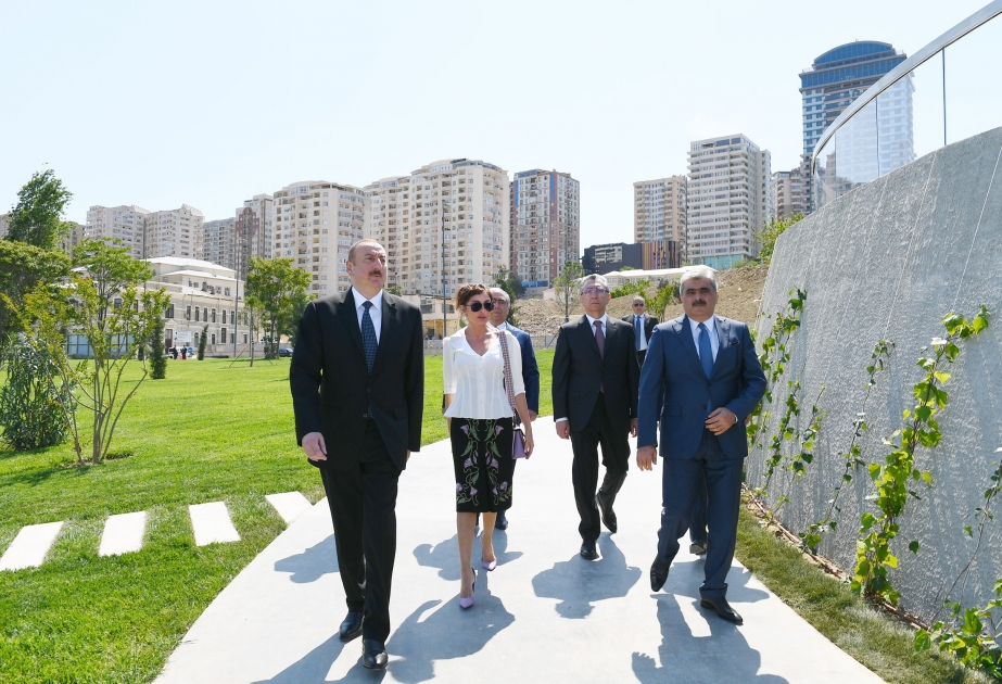 Ilham Aliyev inaugura el Central Park frente a la mezquita