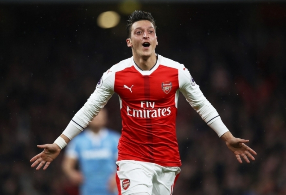 Mesut Ozil se dirige a los azerbaiyanos