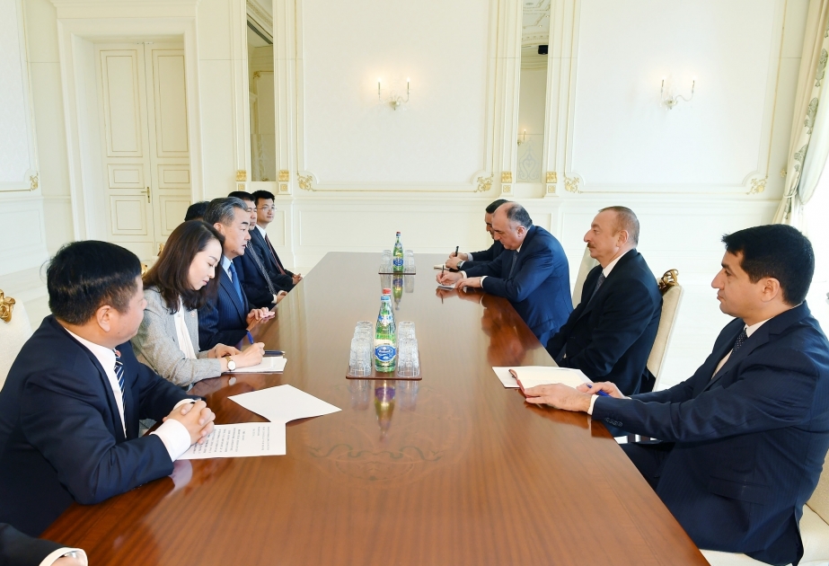 Presidente Ilham Aliyev recibe al ministro de Exteriores chino