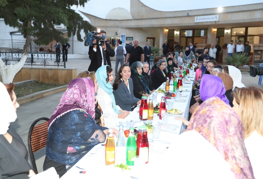 La première vice-présidente azerbaïdjanaise assiste à un iftar