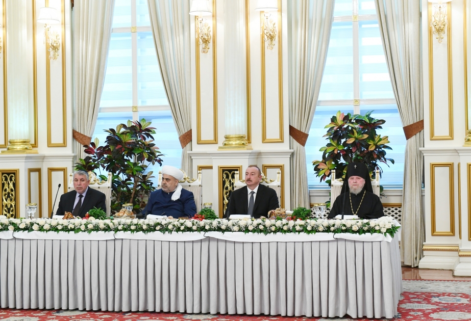 Präsident Ilham Aliyev nimmt an Iftar-Zeremonie teil VIDEO