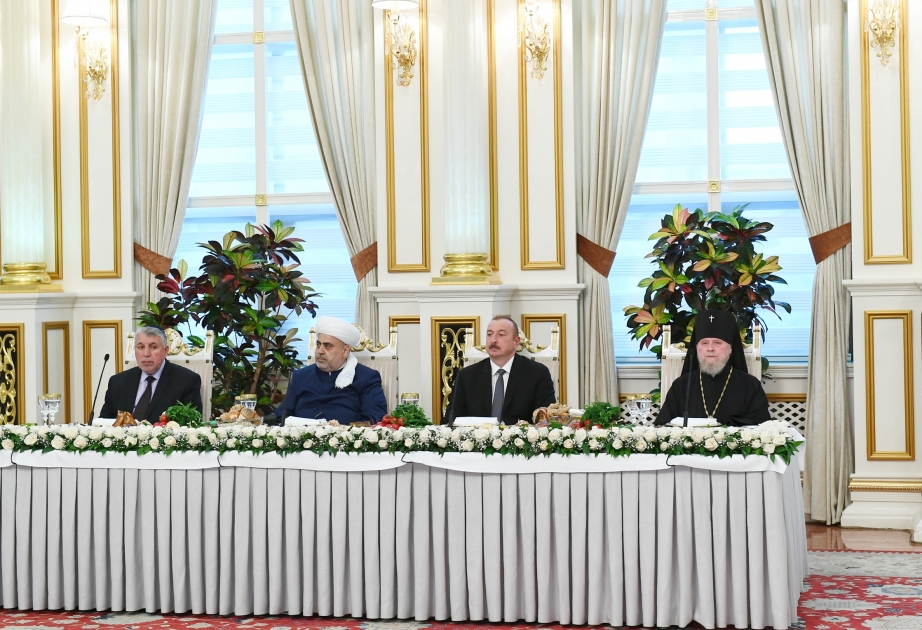 Ilham Aliyev asiste a la ceremonia de iftar con motivo del mes sagrado del Ramadán