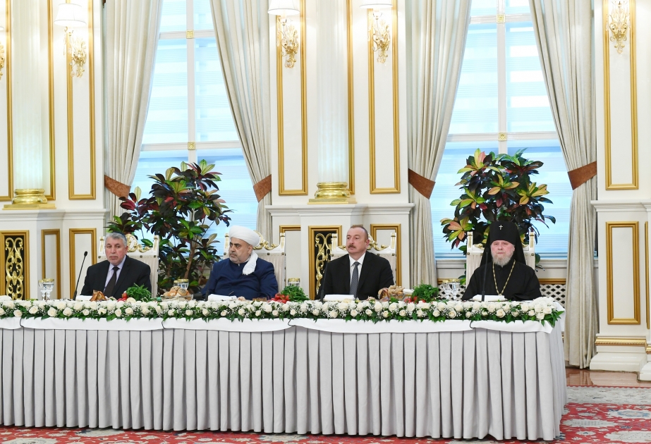 Ramadan 2019: le président Ilham Aliyev a participé à un repas d’iftar VIDEO