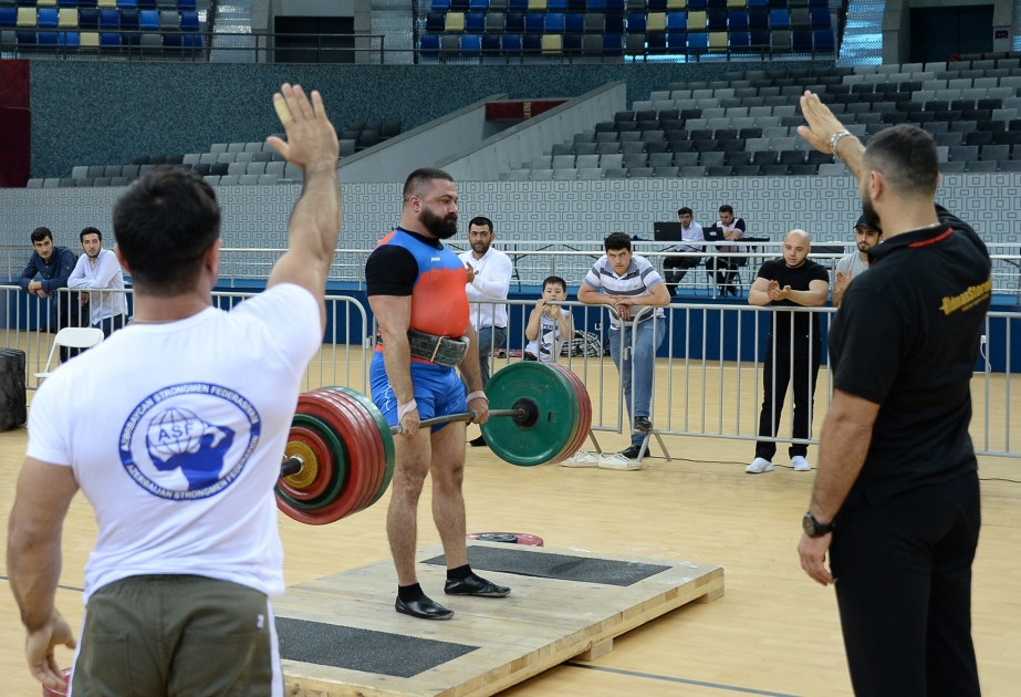 "Caspian Power": Azərbaycan idmançısı stronqmen yarışlarının dedlift mərhələsində birinci olub