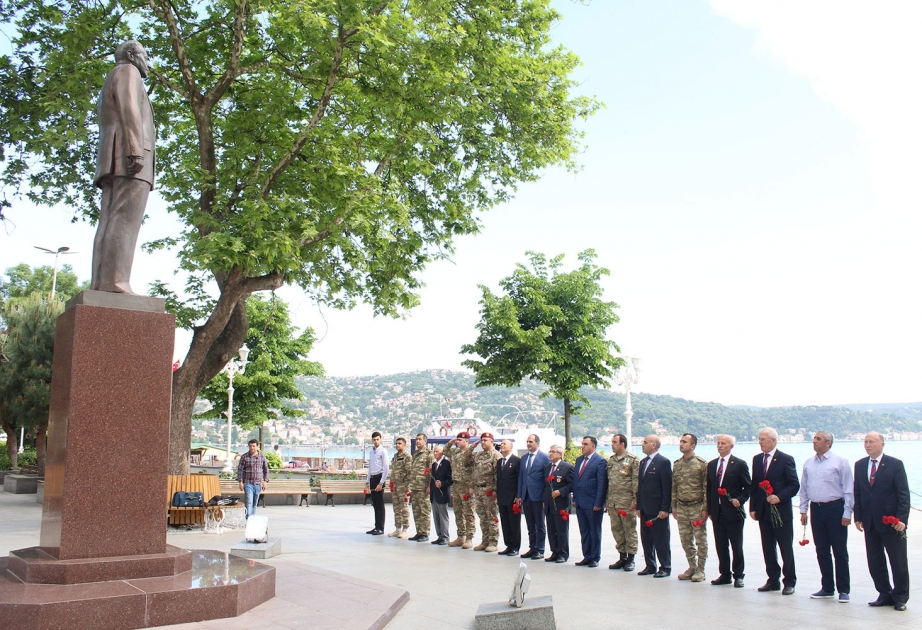 Azərbaycan nümayəndə heyəti İstanbulda ümummilli lider Heydər Əliyevin abidəsini ziyarət edib