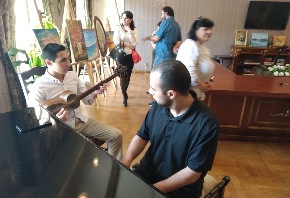 Tbilisidə Azərbaycan və gürcü rəssamlarının əsərlərindən ibarət "Dostluq sərgisi" açılıb