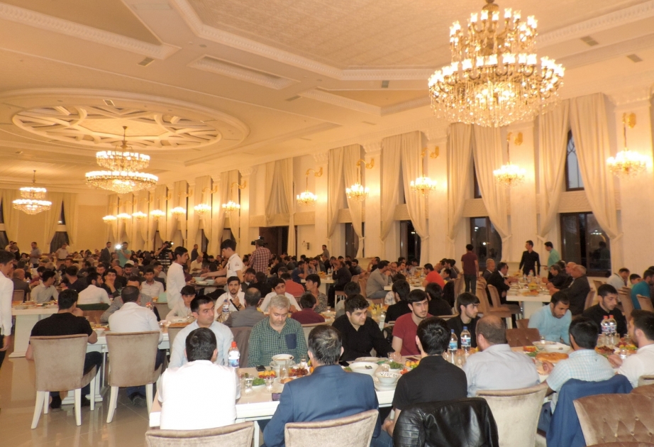 Gəncənin İmamzadə ziyarətgahında Heydər Əliyev Fondunun təşəbbüsü ilə iftar süfrəsi açılıb
