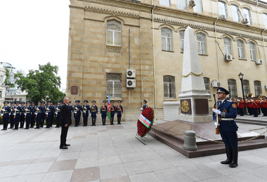 Präsident Ilham Aliyev besucht zu Ehren der Demokratischen Republik Aserbaidschan errichtetes Monument VIDEO