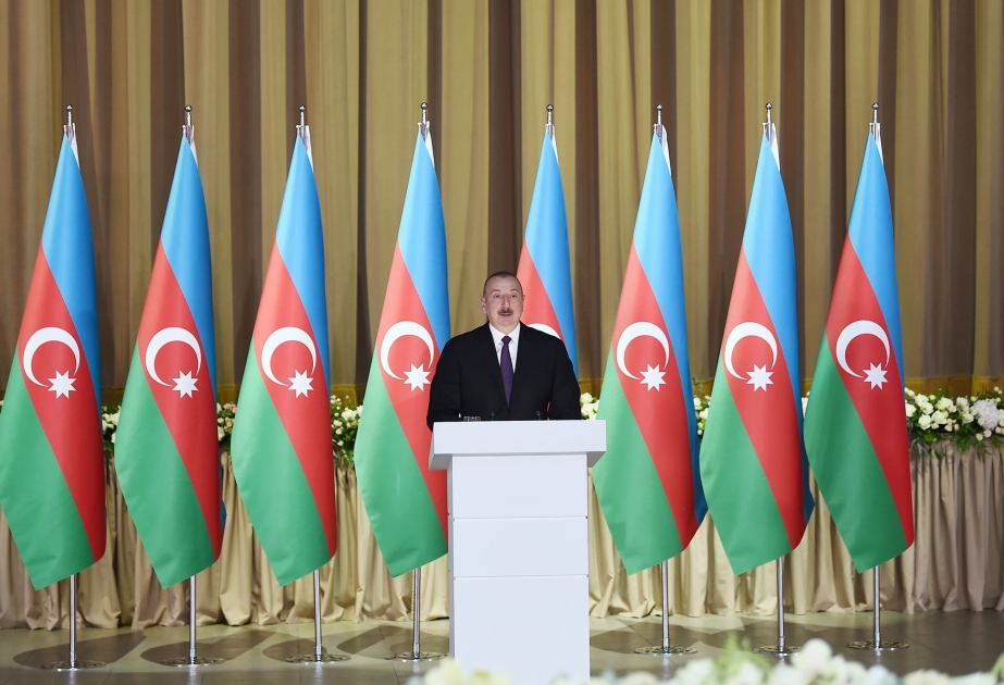 Ilham Aliyev asistió a la recepción oficial con motivo del 28 de mayo - Día de la República