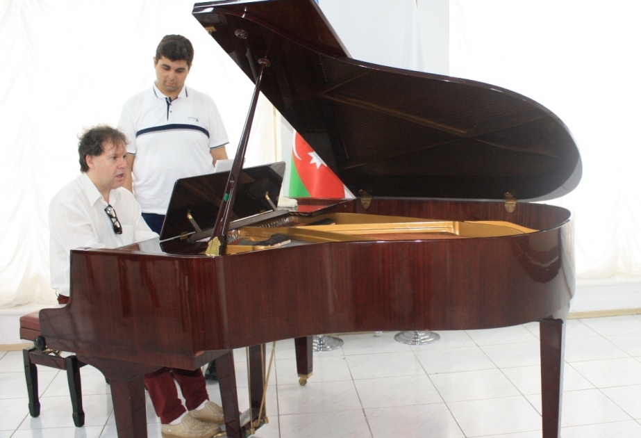 В Баку выступил известный российский пианист Юрий Богданов