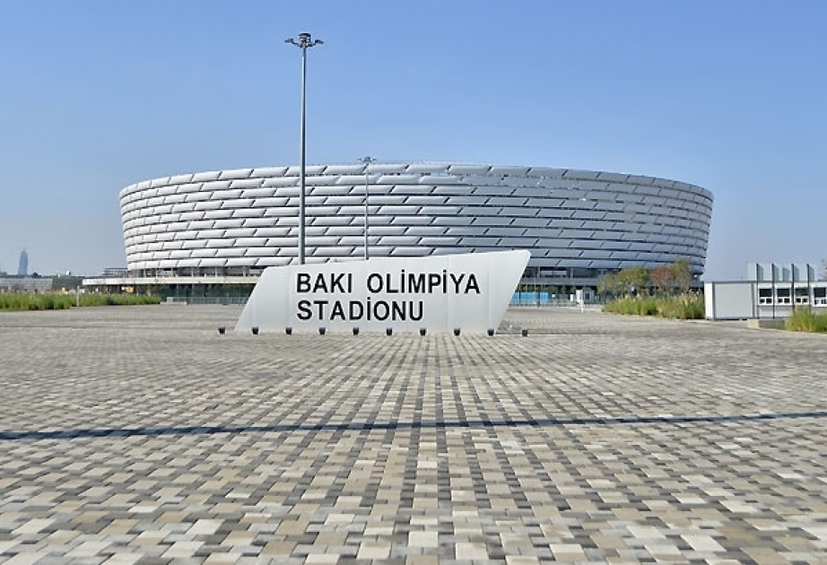 ممثلو الاتحاد الأوروبي لكرة القدم يثنون غطاء العشب في ملعب باكو الأولمبي قبل نهائي دوري أوروبا