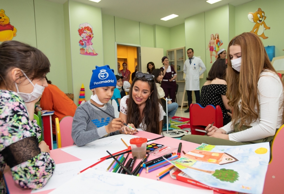 Vizepräsidentin von Heydar Aliyev Stiftung Leyla Aliyeva besucht Kinderklinik im Nationalen Onkologischen Zentrum