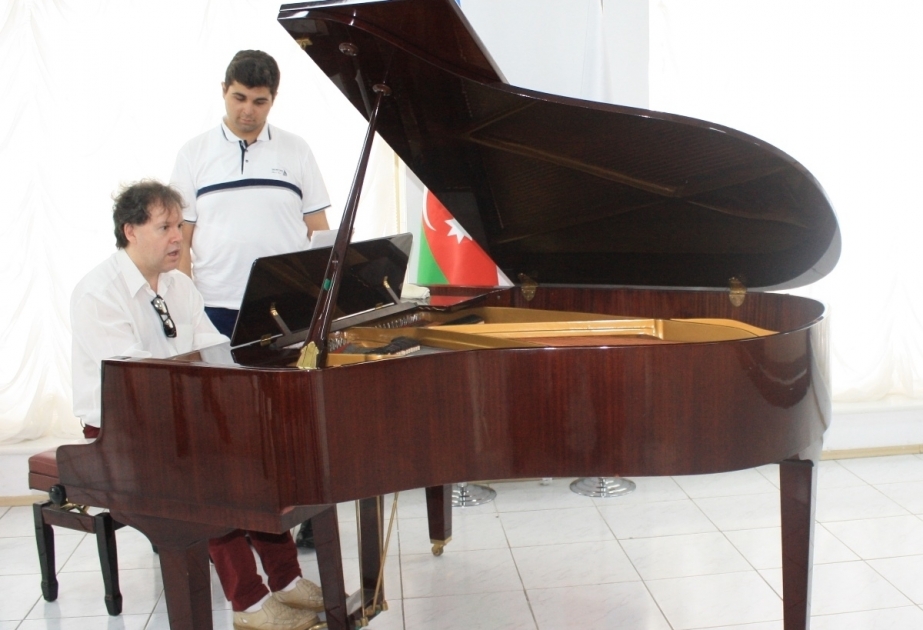 知名俄罗斯钢琴家尤里·波格丹诺夫在巴库演出