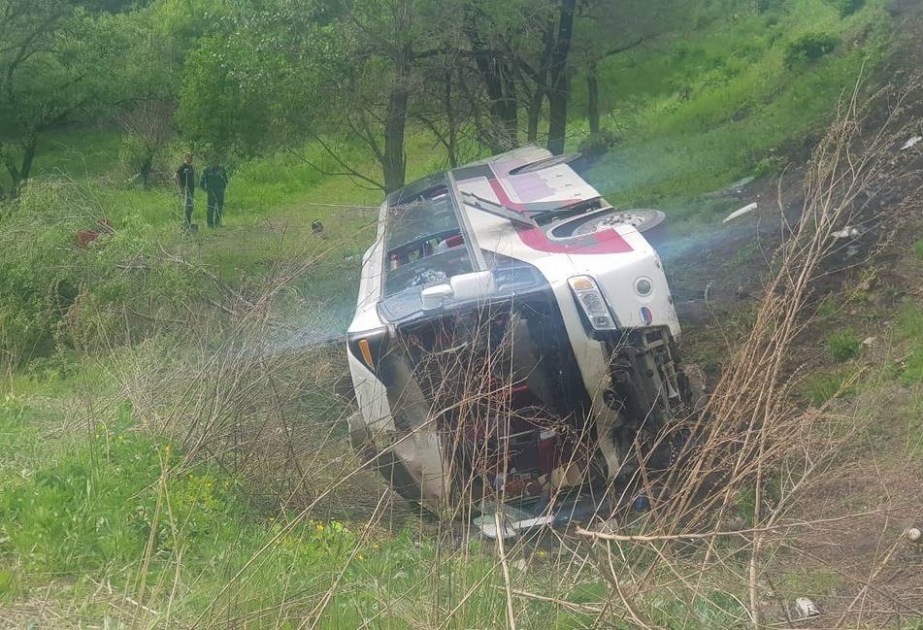 Çindən gələn turist avtobusu Rusiyada aşıb