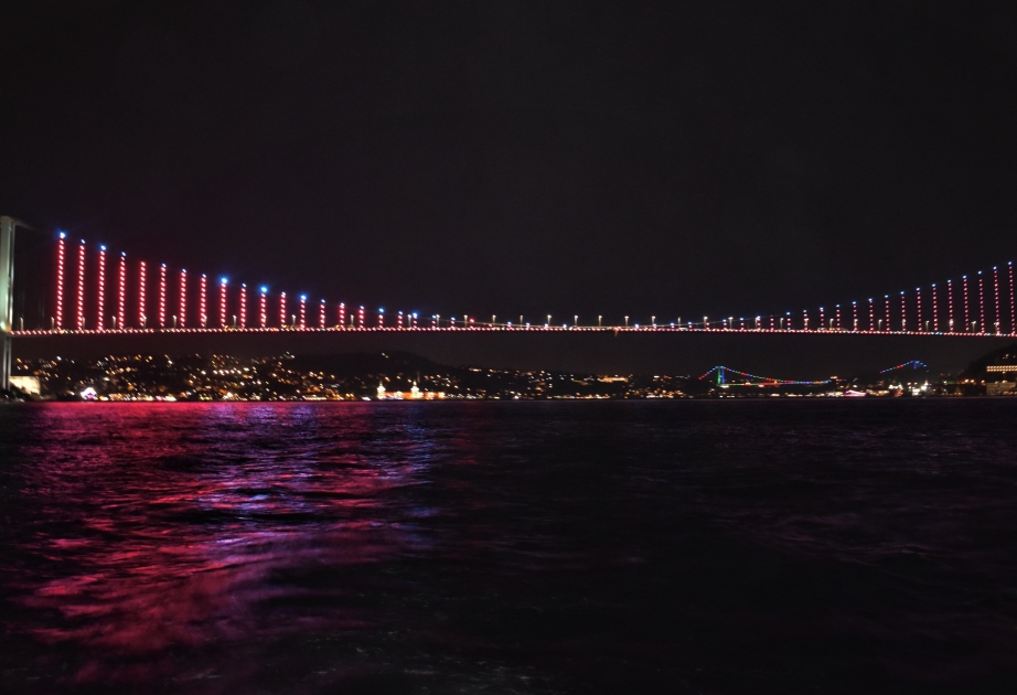 Tres puentes de Estambul se iluminan con los colores de la bandera tricolor de Azerbaiyán