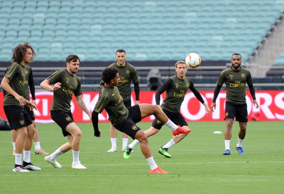 Jugadores del Arsenal F.C. participan en una sesión de entrenamiento