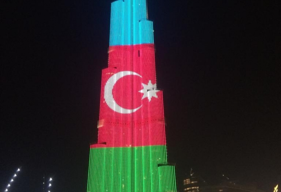 Dünyanın ən hündür binası üzərində Azərbaycan bayrağı əks olunub