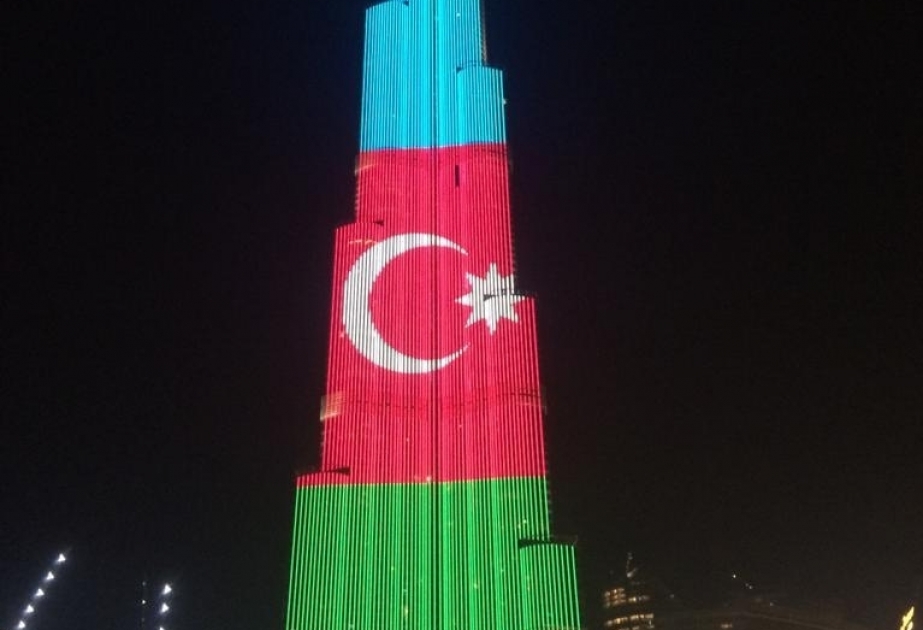 Burj Khalifa de Dubái se ilumina con la bandera de Azerbaiyán