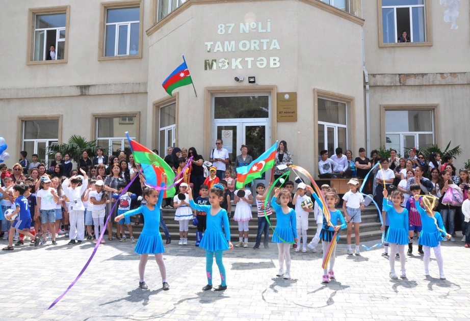 Respublika Günü məktəblərdə qeyd olunub