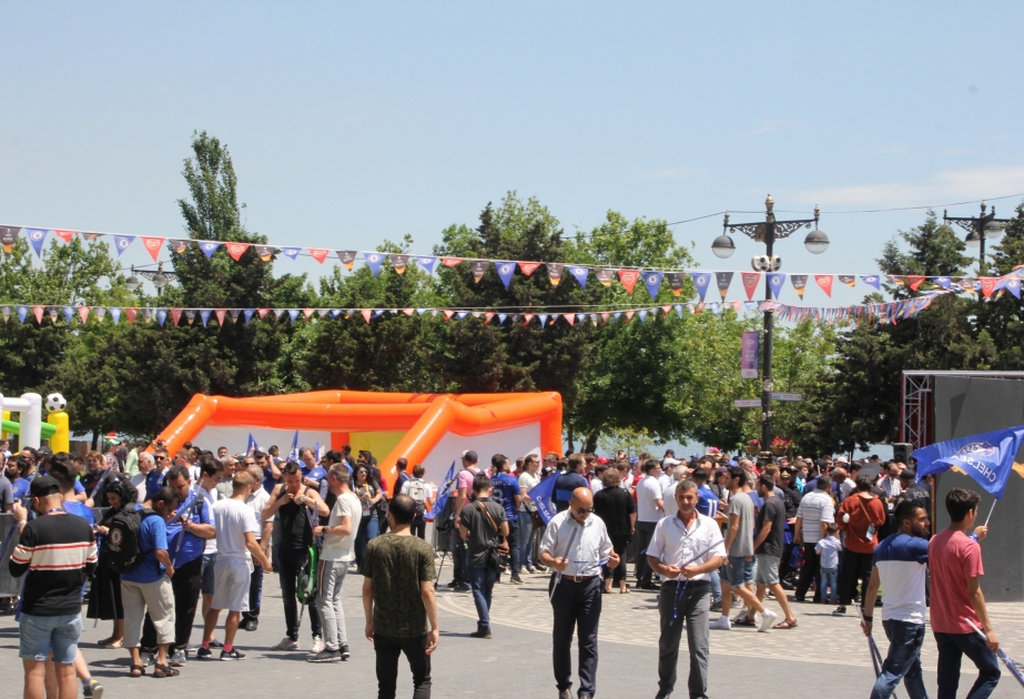 Avroliqanın final qarşılaşması ilə əlaqədar Dənizkənarı Milli Parkdakı azarkeş festivalında qələbəlik hökm sürür