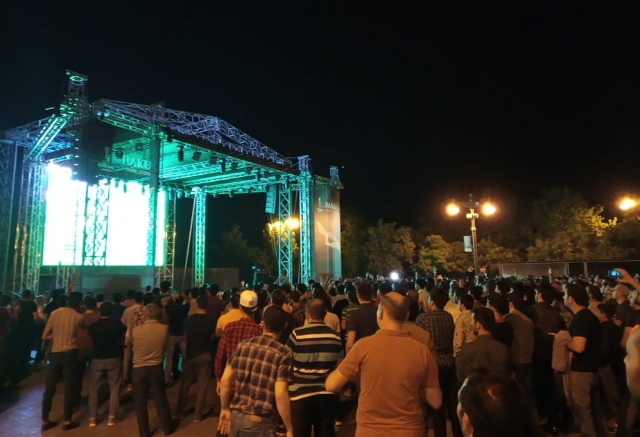 Futbol həvəskarları Avroliqanın finalına Dənizkənarı Milli Parkda azarkeş festivalındakı böyük monitorda baxırlar