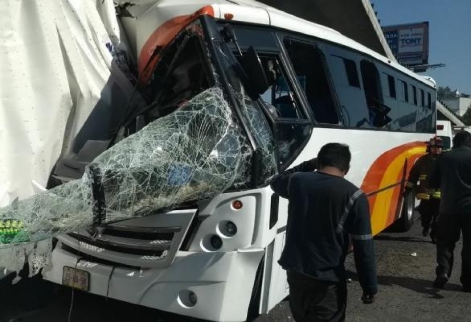Meksikada avtobusun yük maşını ilə toqquşması nəticəsində 20 nəfər ölüb