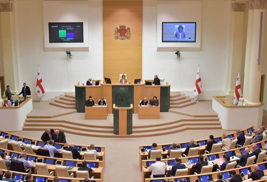 Gürcüstan parlamentində deputatlar əlbəyaxa olublar