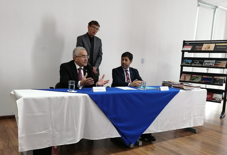 Ekvadorun Pontifik Katolik Universitetinin Mərkəzi Kitabxanasına Azərbaycanla bağlı kitablar hədiyyə edilib