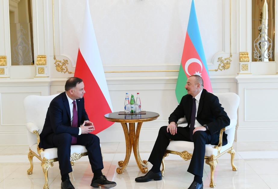 Präsident Ilham Aliyev trifft sich mit Präsident Andrzej Duda zu Vieraugengespräch VIDEO