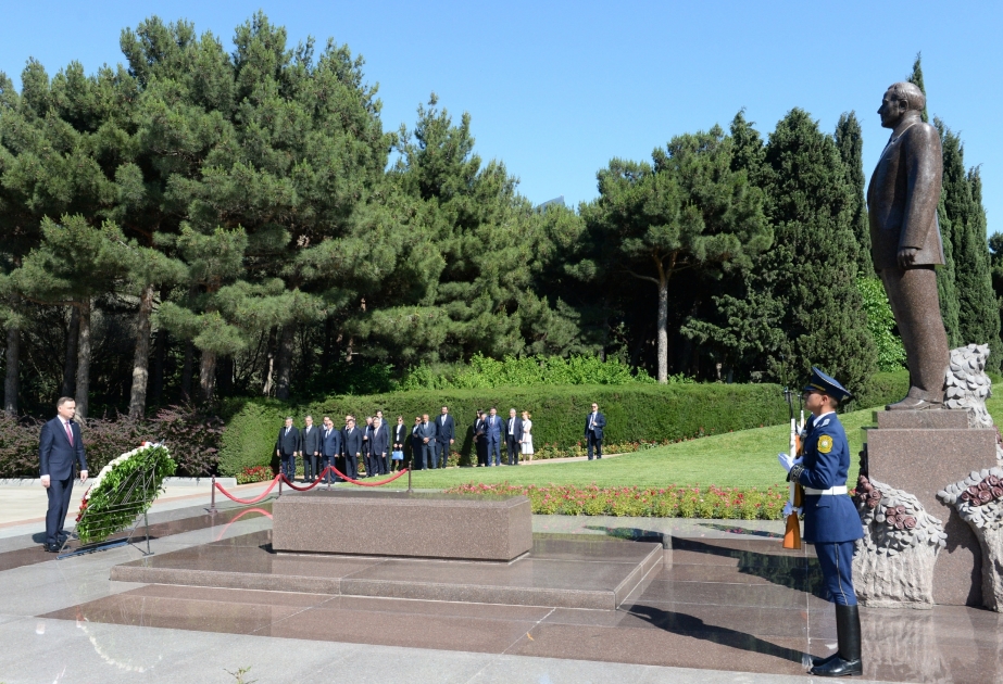 Le président polonais se recueille devant la tombe d’Heydar Aliyev