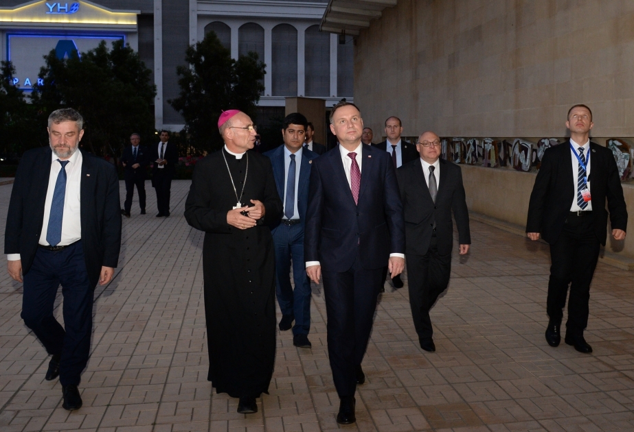 Polens Präsident Andrzej Duda besucht St.-Marien-Kirche in Baku