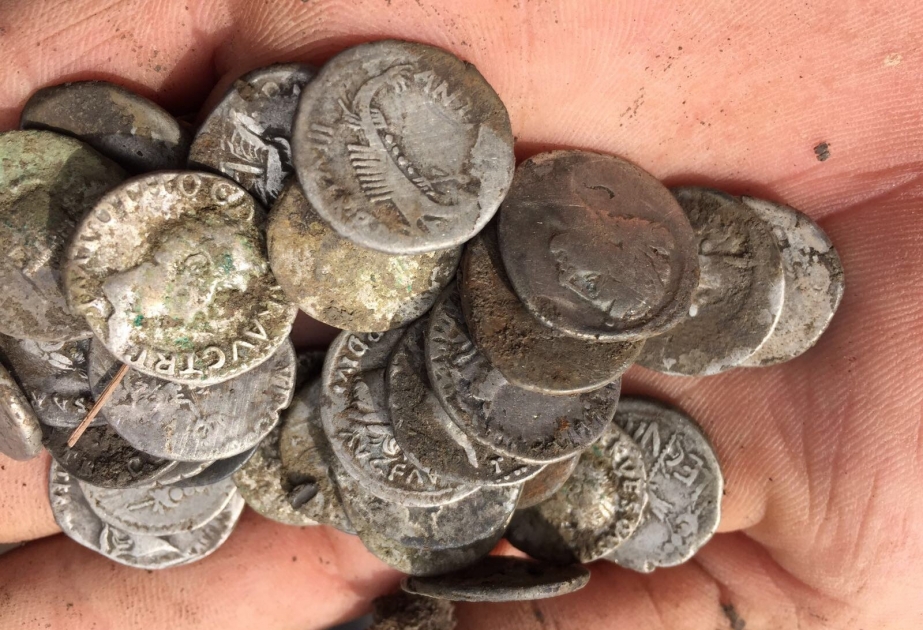 Во Франции археологи обнаружили клад с редкими монетами XV века