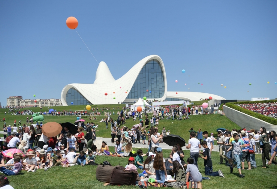Kinderfestival im Park von Heydar Aliyev Zentrum