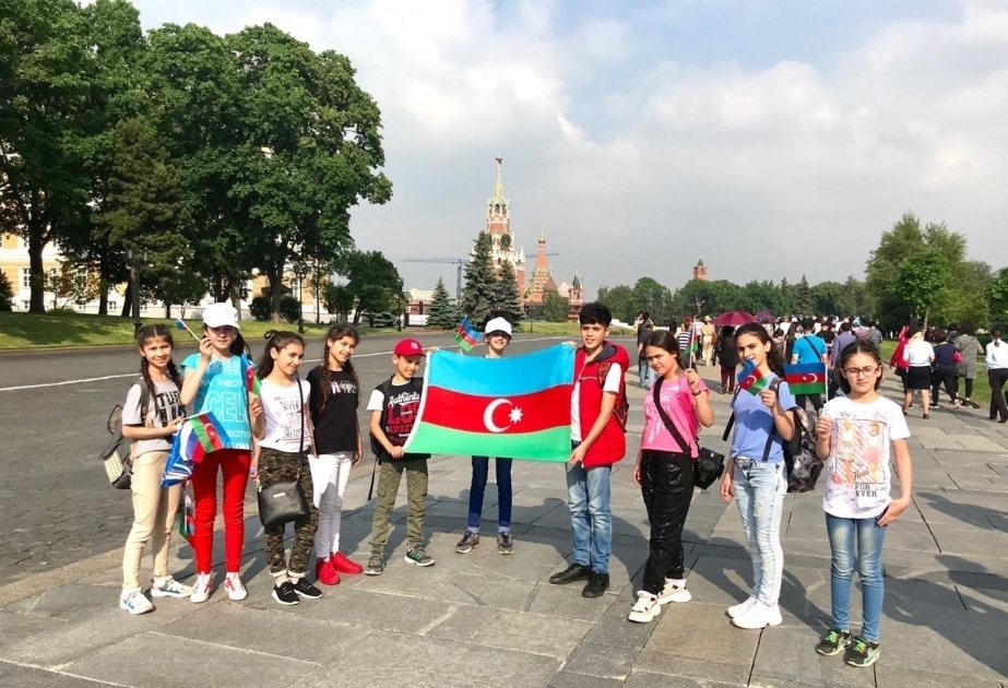 巴库孤儿院儿童到莫斯科春游