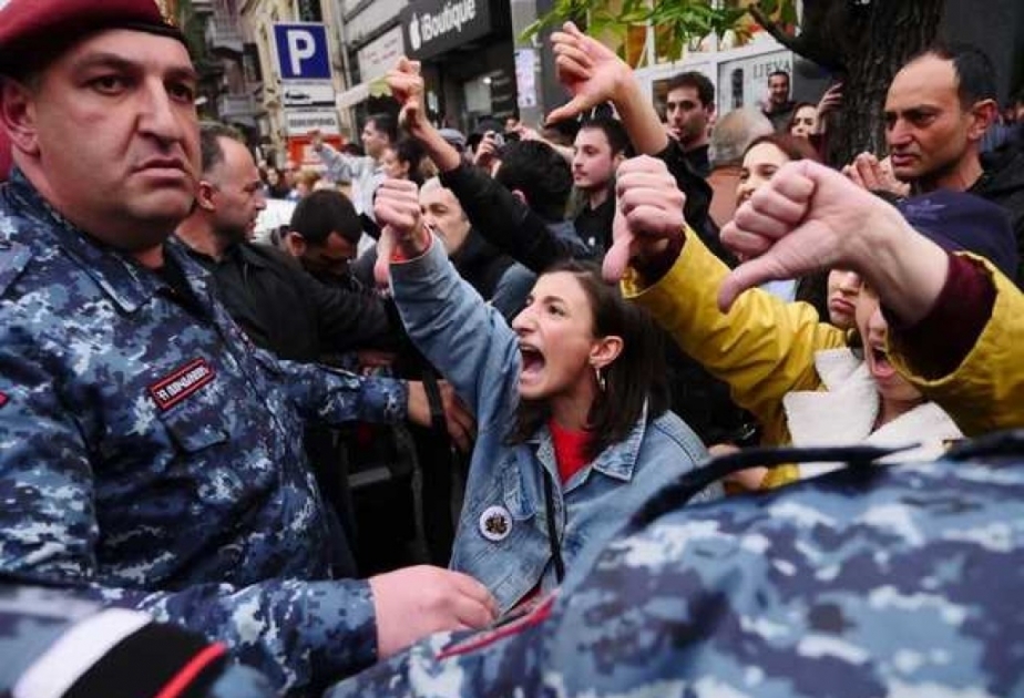 Yerevan polisi nümayişçiləri “Soros” fondunun ofisinə tərəf buraxmayıb