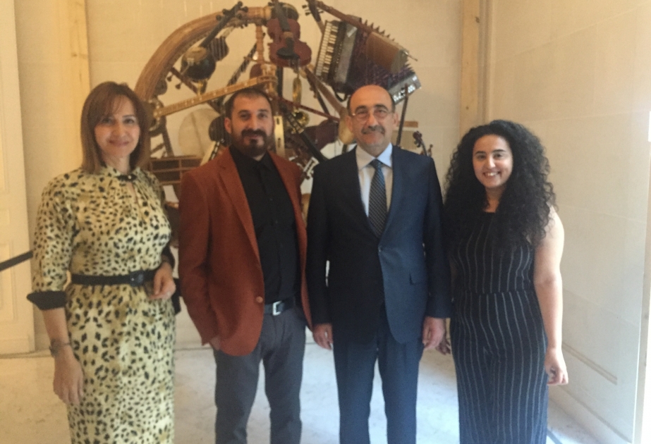 París acoge la exhibición de la instalación del artista azerbaiyano
