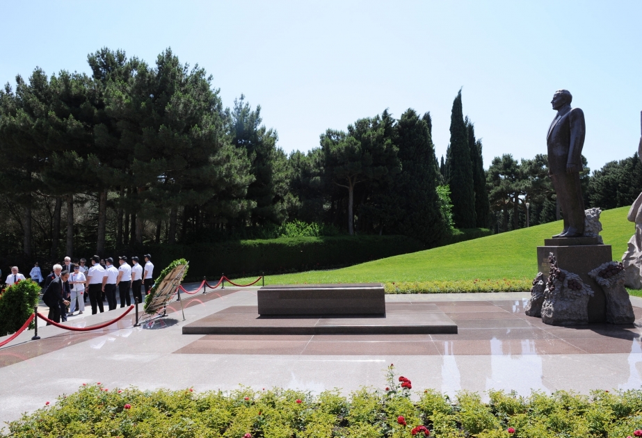 Les participants du 6e Congrès international « Les Journées du cœur de Bakou» visitent les allées d’Honneur et des Martyrs