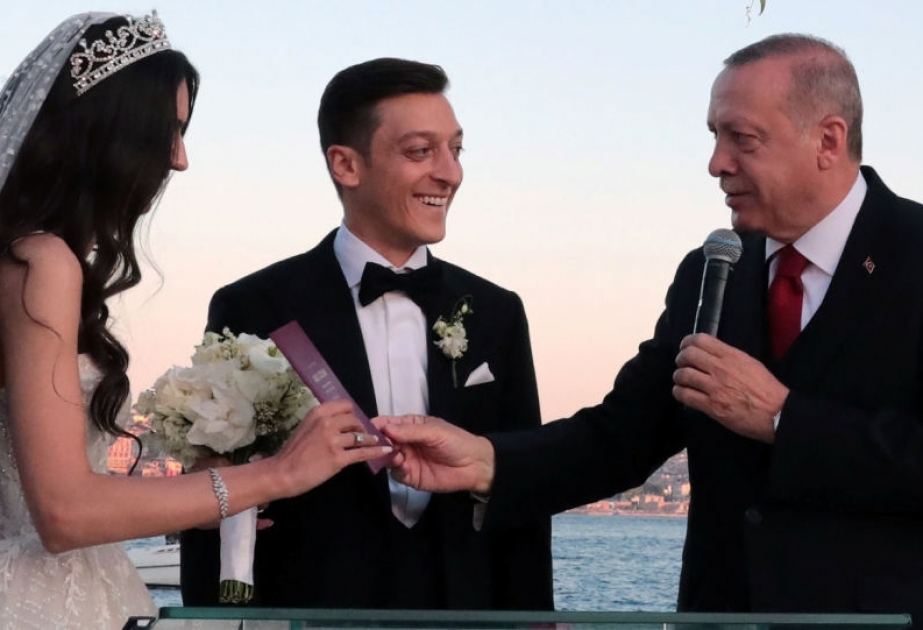 Así Erdogan 'bendice' la unión entre el futbolista Özil y la modelo Amine Gulse