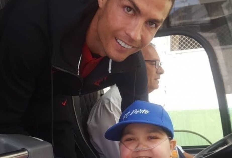 Cristiano Ronaldo detiene autobús para abrazar a niño con leucemia
