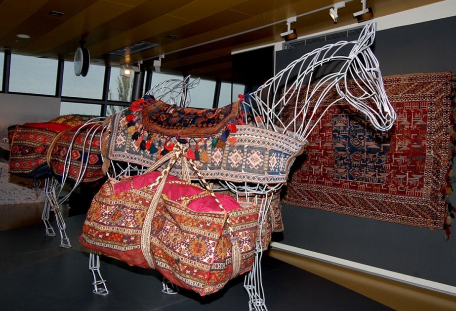 Teppichmuseum in Baku ist interessant für Besichtigungen