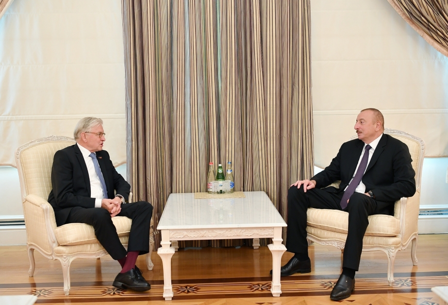 الرئيس إلهام علييف يستقبل رئيس مجموعة الصداقة الهولندية الأذربيجانية