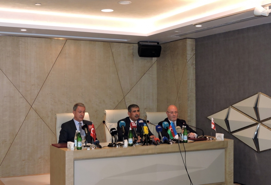Закир Гасанов: Развивается сотрудничество трех соседних государств в сфере обороны
