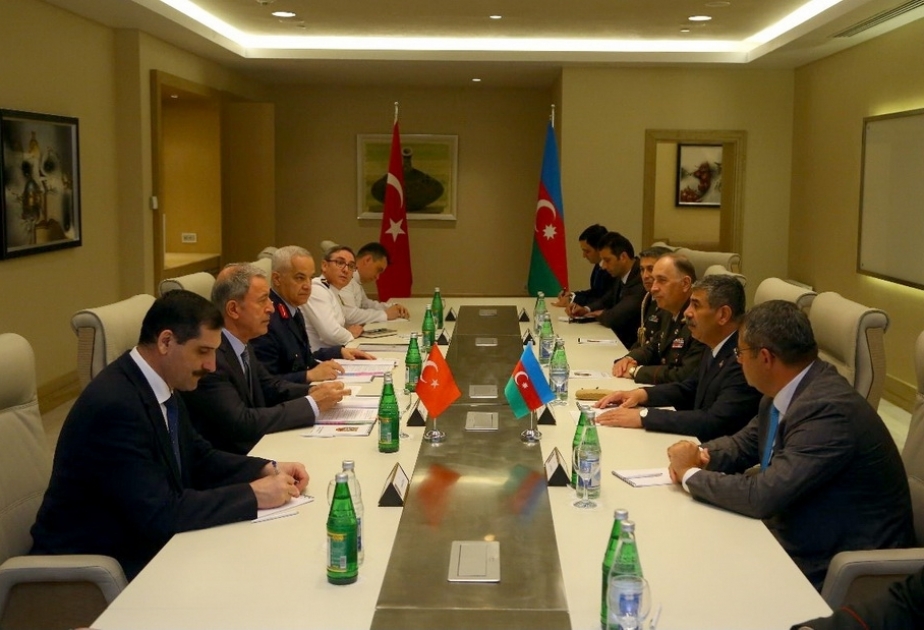 Entretien des ministres de la Défense d’Azerbaïdjan et de Turquie à Gabala