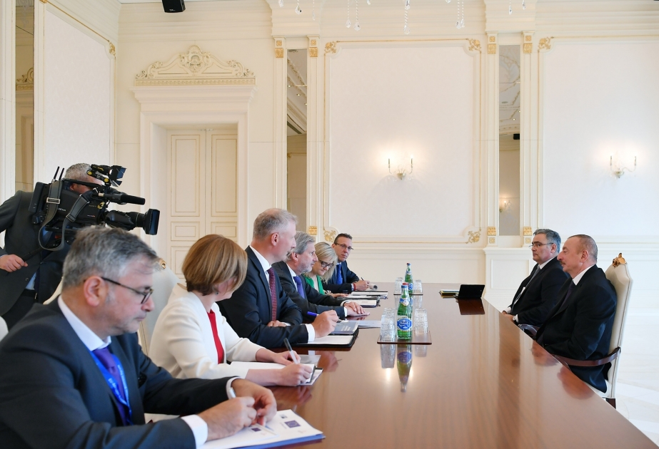 Le président Ilham Aliyev reçoit une délégation menée par le commissaire européen Johannes Hahn VIDEO