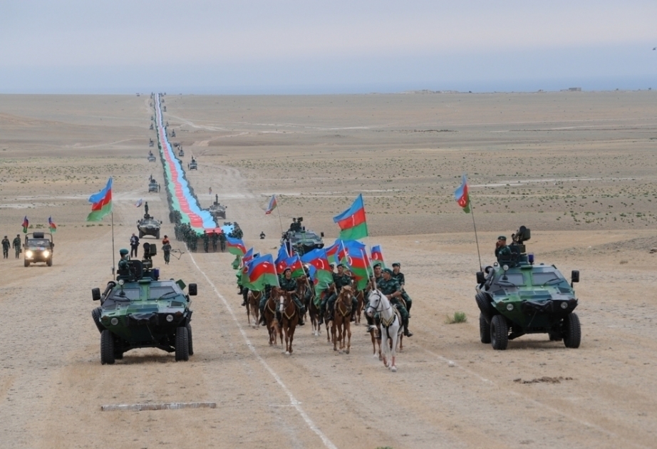 Los guardias fronterizos azerbaiyanos efectúan una marcha con la bandera nacional de longitud de 5100 m