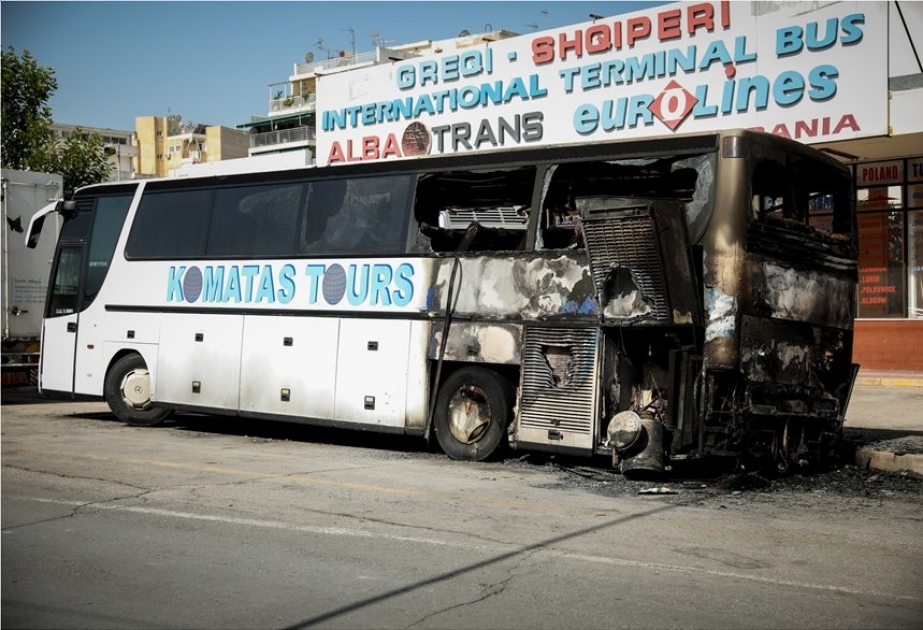 Afinanın mərkəzində turist avtobusu yandırılıb