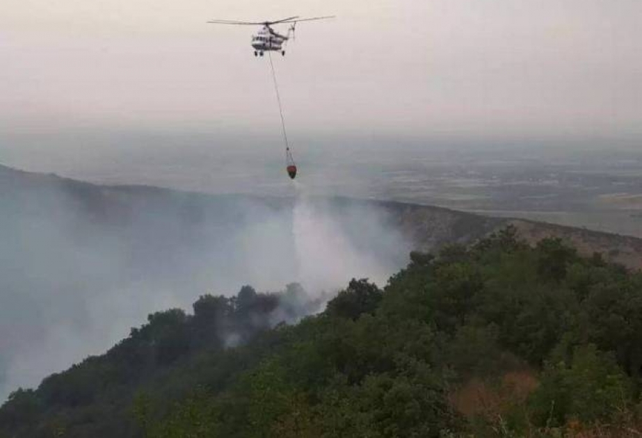 الطوارئ تشرك مروحيتي الإطفاء في اخماد حريق ناشب في مناطق جبلية بمحمية قوبوستان