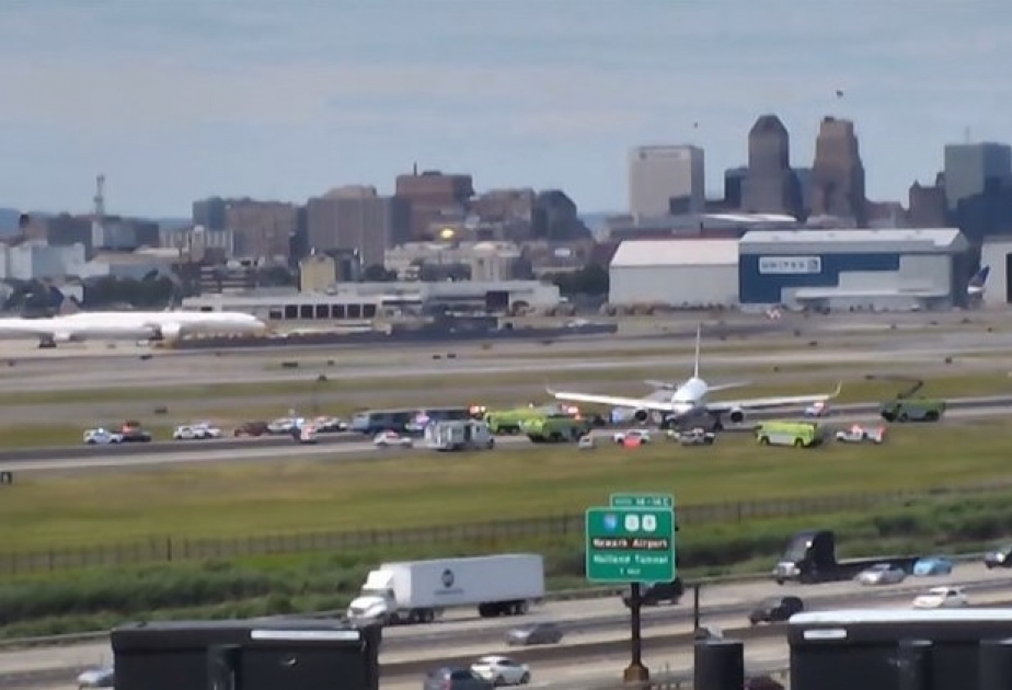 В США самолет сошел со взлетно-посадочной полосы в аэропорту Ньюарка